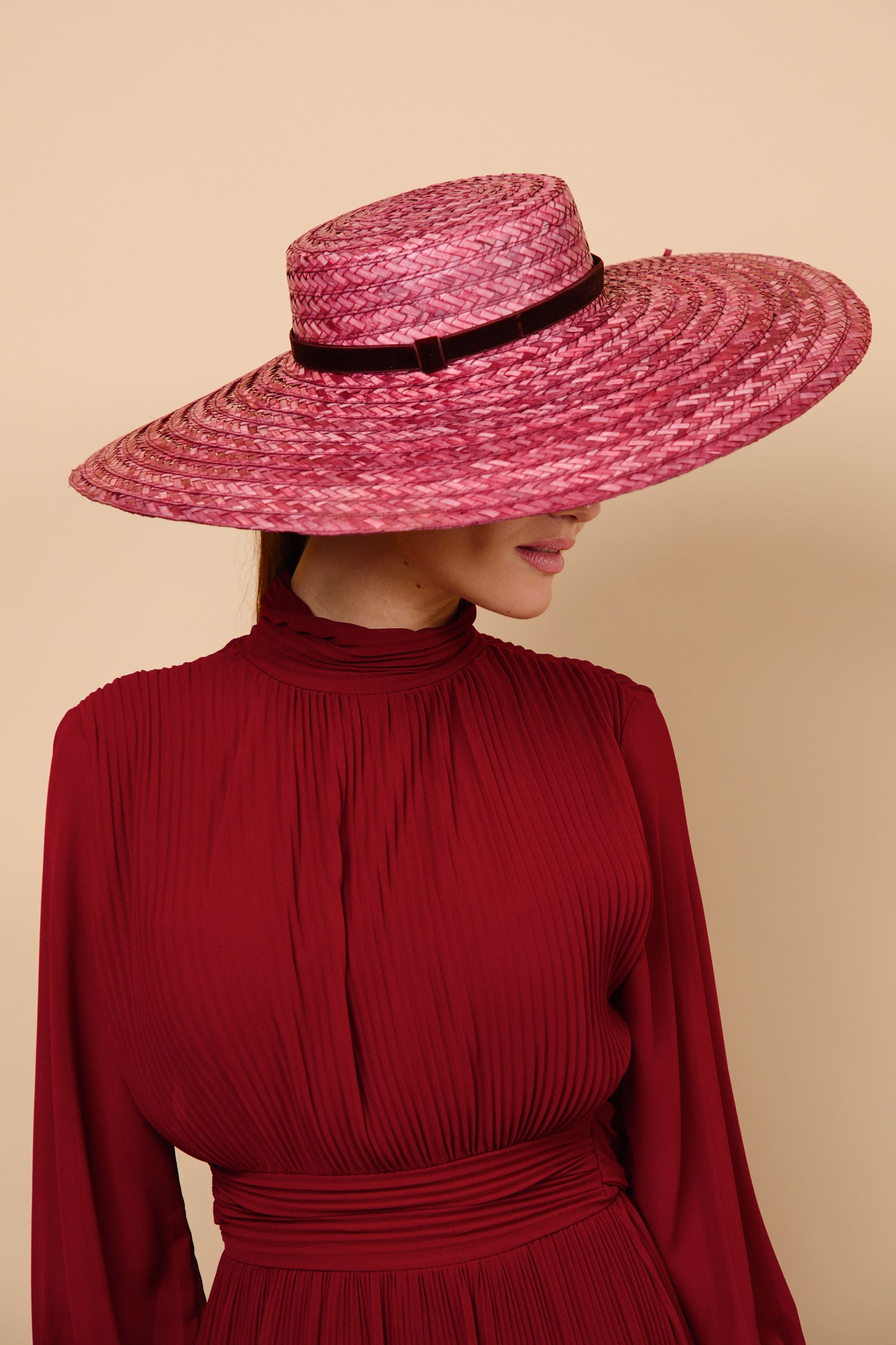 pamela, sombrero, paja, vino, invitada, boda, marcela & co