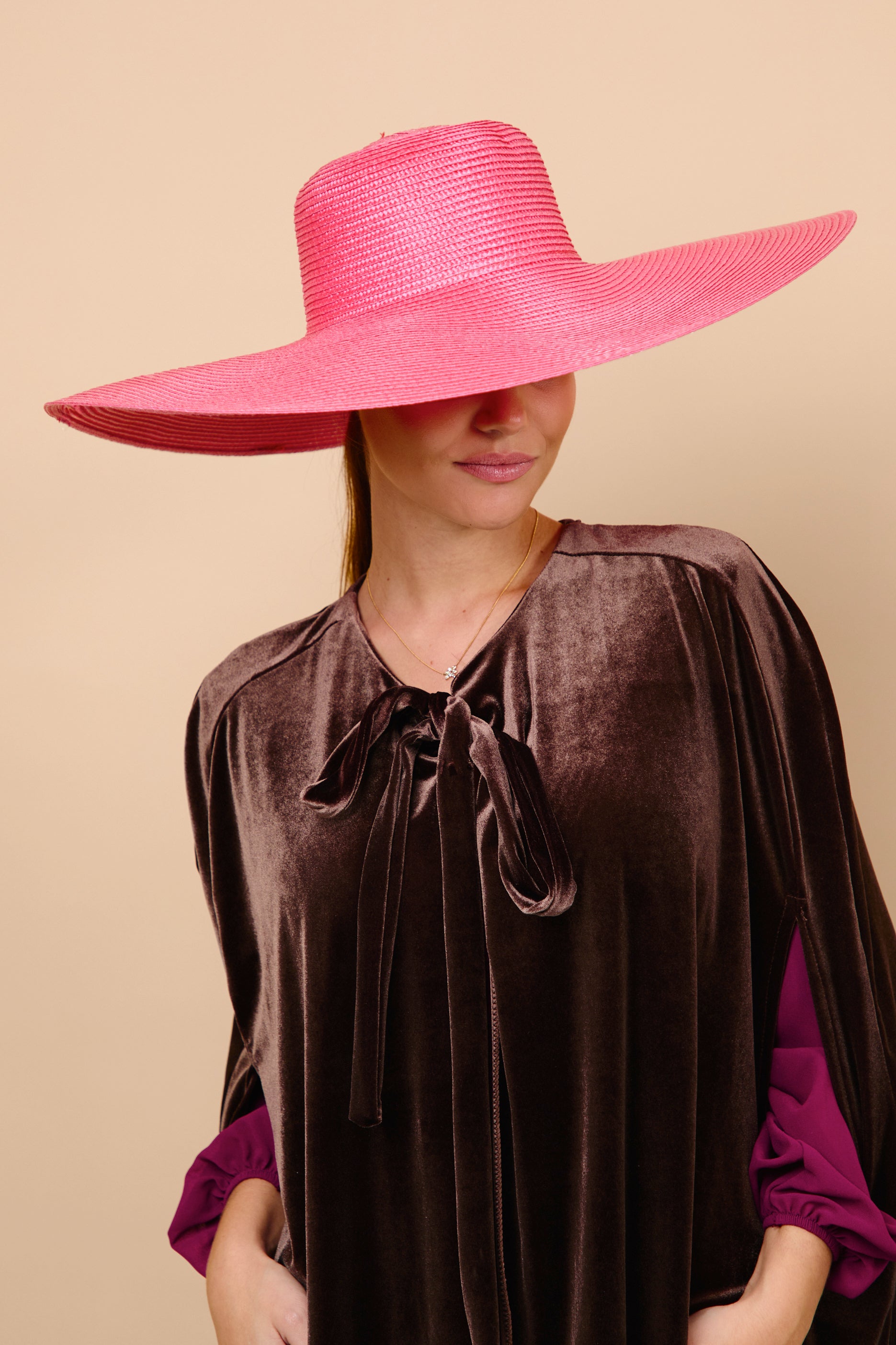 sombrero, coral, invitada, boda, rosa, marcela and co