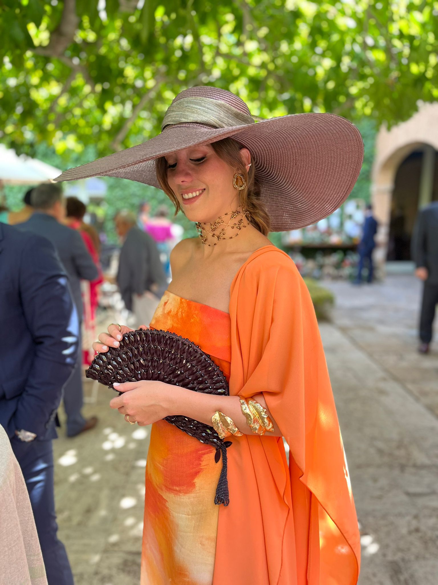 pamela, invitada de boda, grande, marron, chocolate, marcela & co