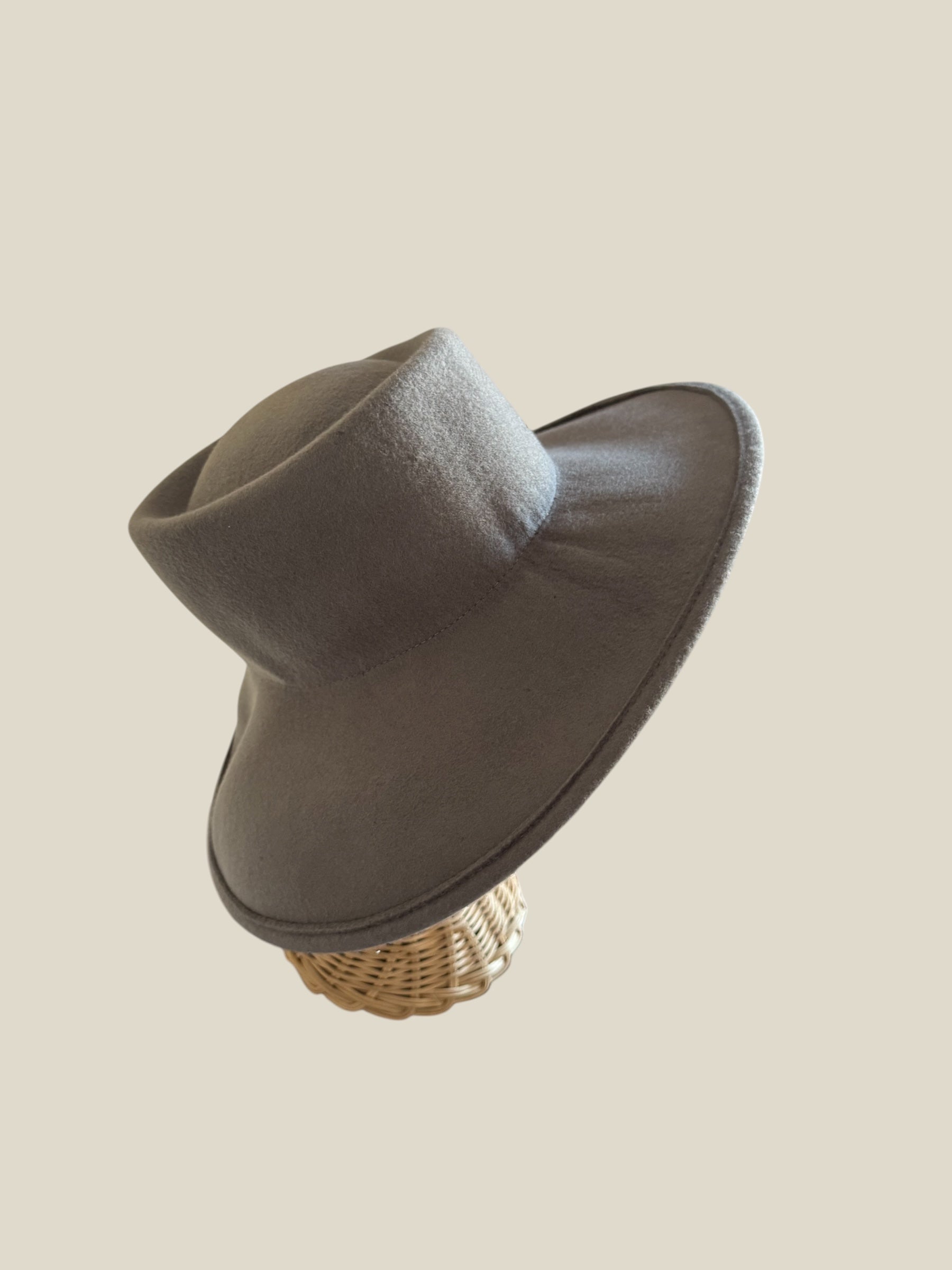 sombrero, lana, gris, invitada, boda, holanda, marcela & co