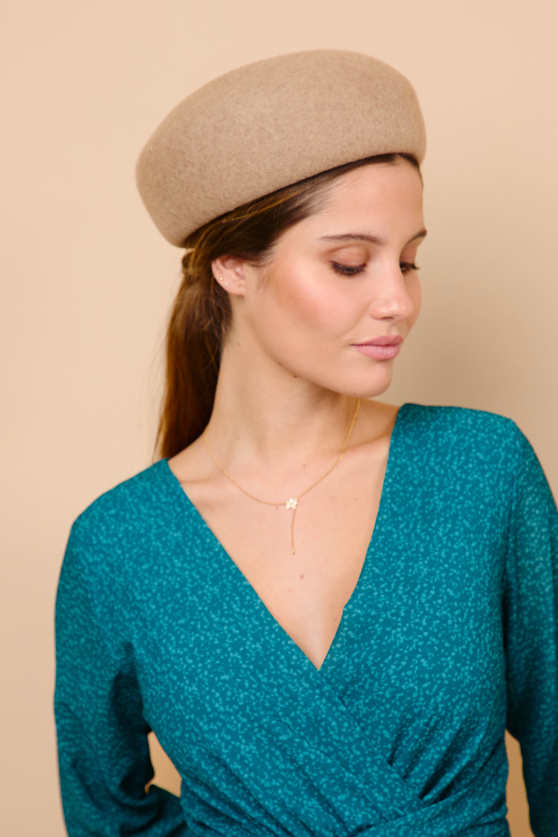 tocado, casquete, invitada, invierno, boda, pillbox, lana, camel, marcela & co