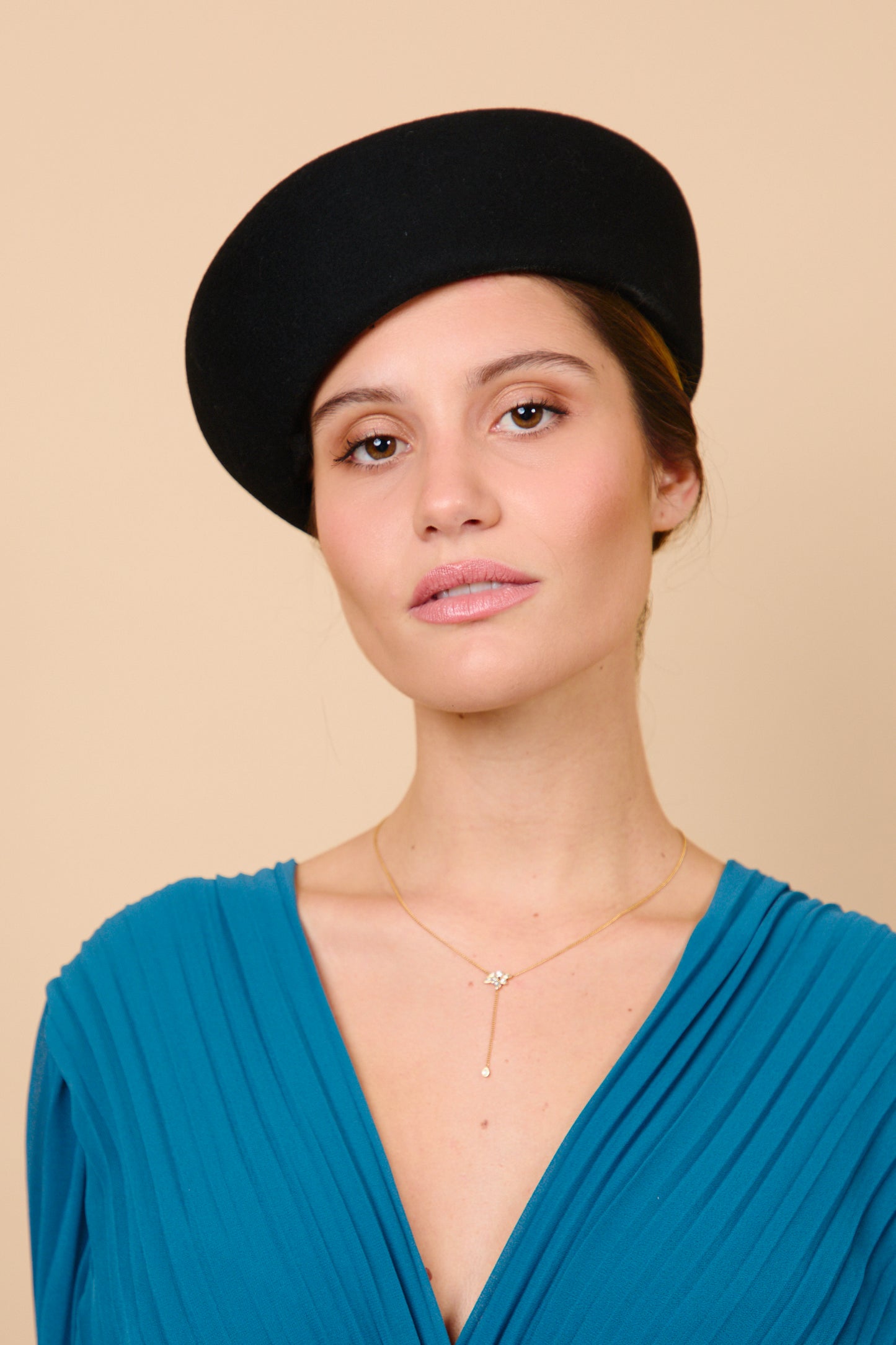 tocado, casquete, pillbox, invitada de boda, lana, negro, marcela & co