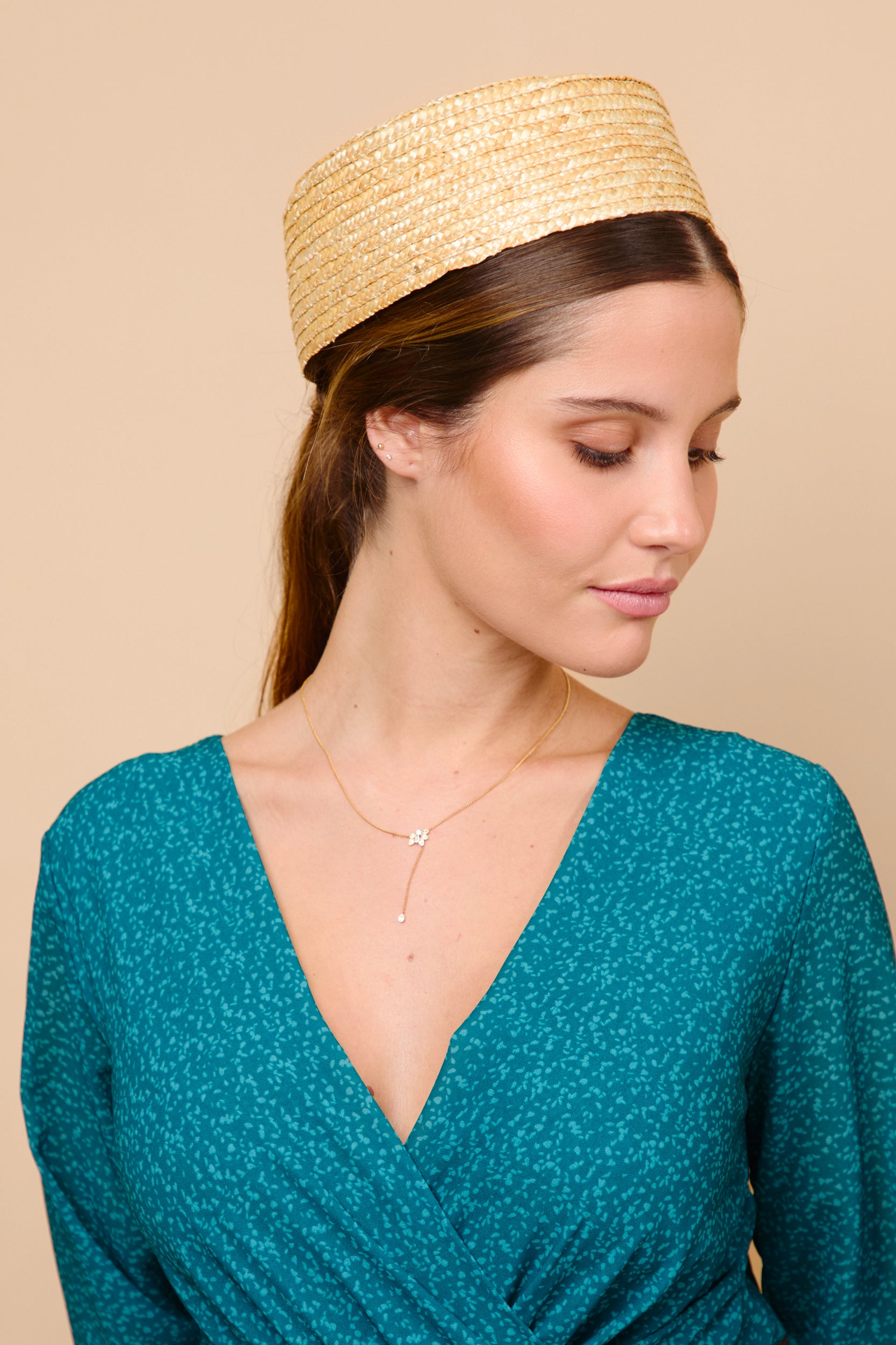 tocado, casquete, pillbox, beige, invitada, boda, paja, marcela and co