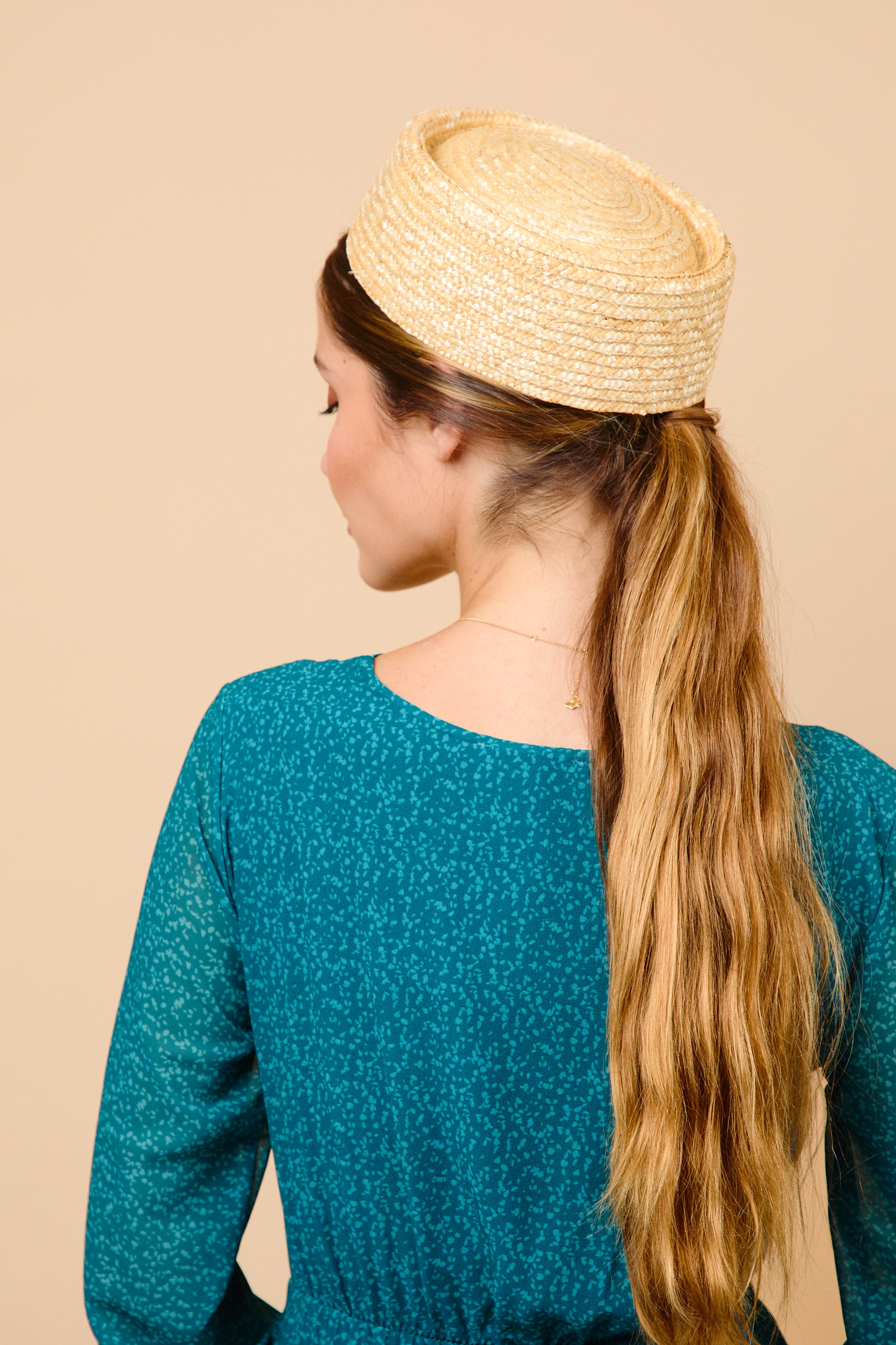 tocado, casquete, pillbox, beige, invitada, boda, paja, marcela and co