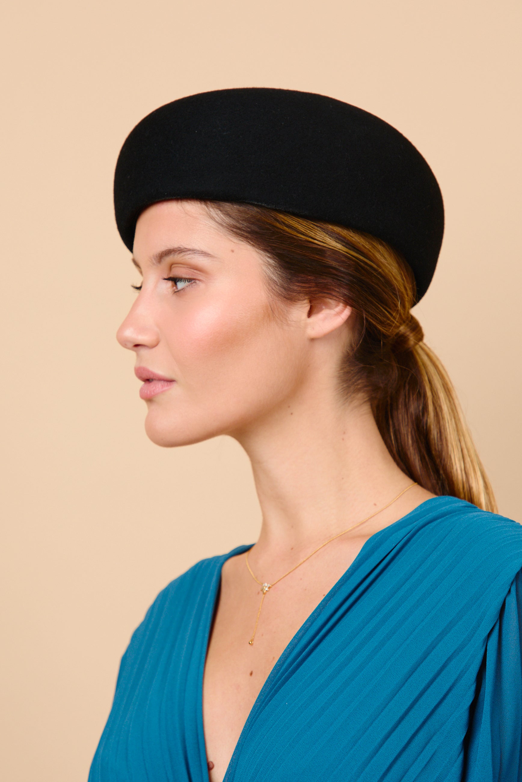 tocado, casquete, pillbox, invitada de boda, lana, negro, marcela & co