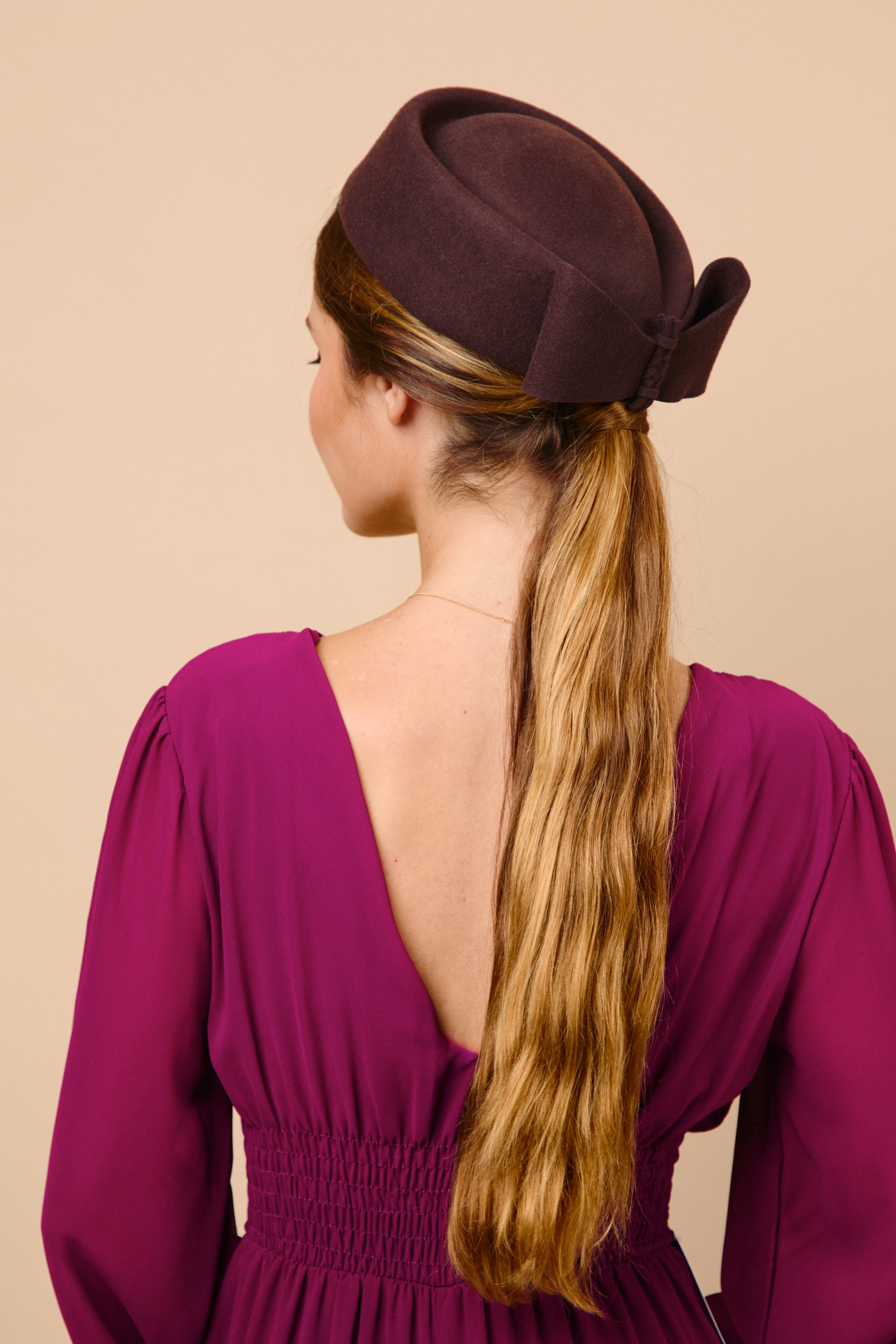 tocado, casquete, pillbox, chocolate, boda, lana, marcela and co