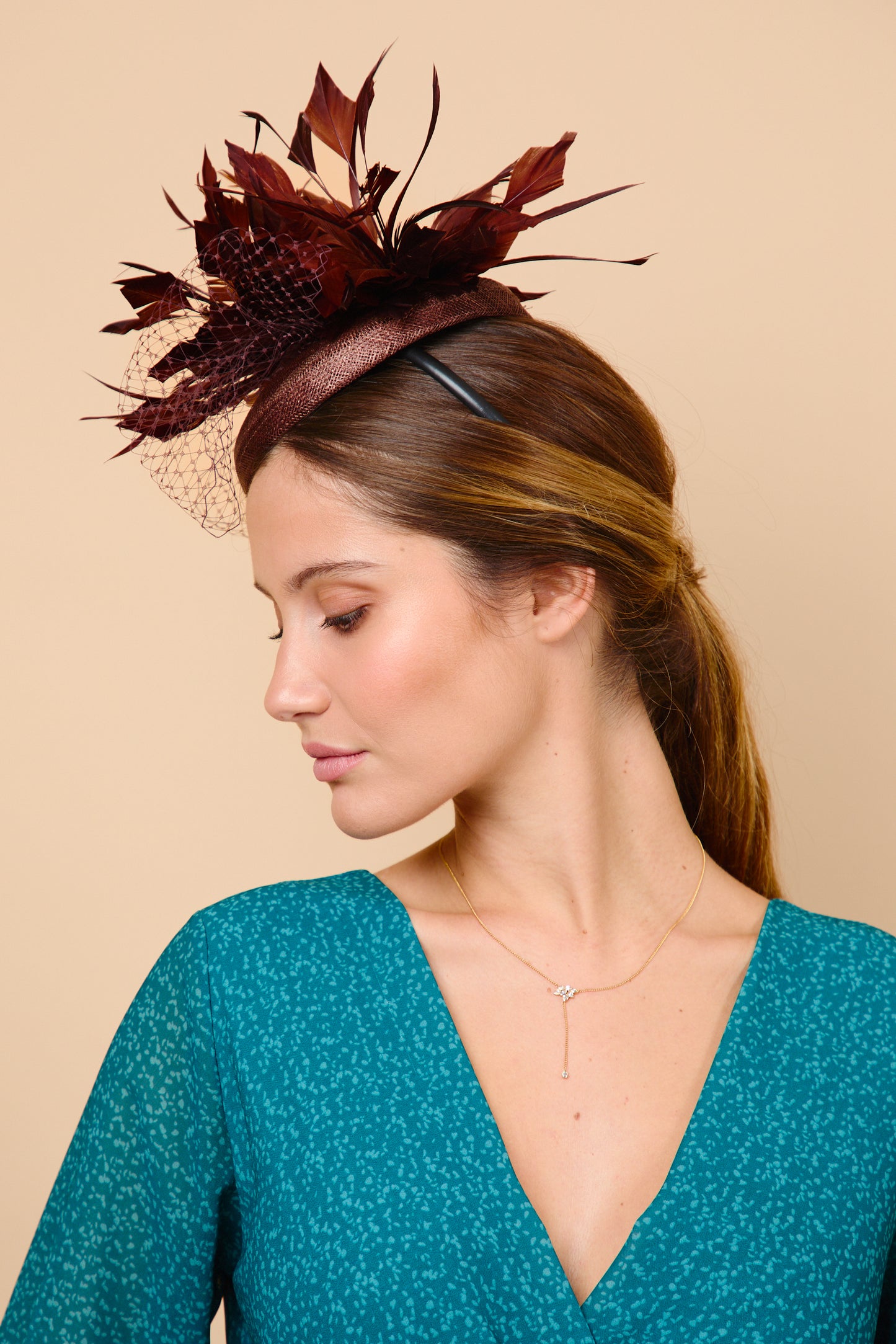 tocado, chocolate, plumas, sinamay, marcela and co