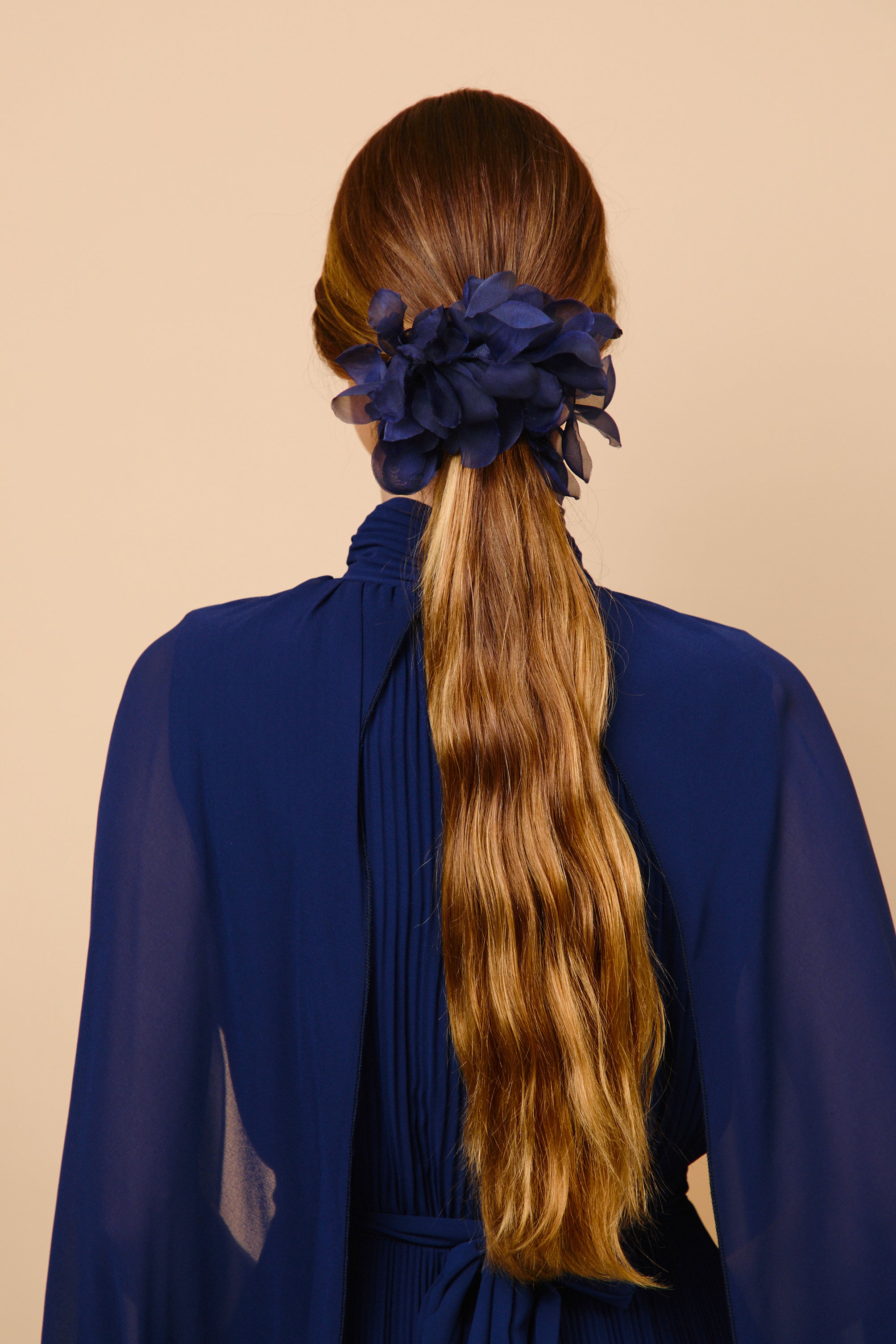 tocado, coleta, petalos, azul, gasa, marcela and co