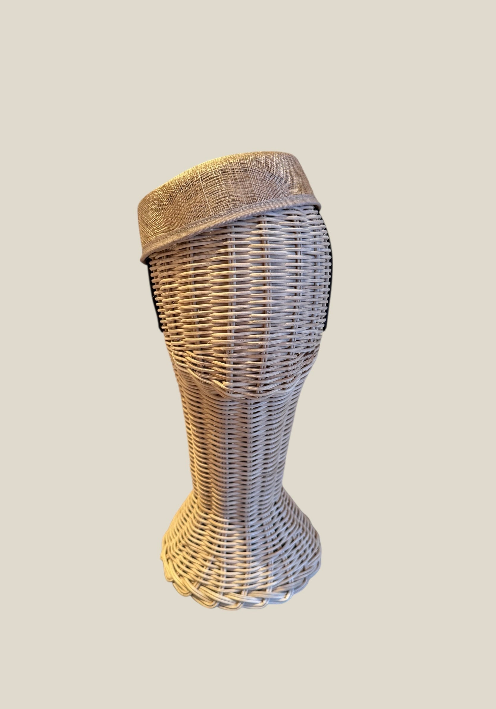 tocado, invitada de boda, casquete, pillbox, beige, marcela & co