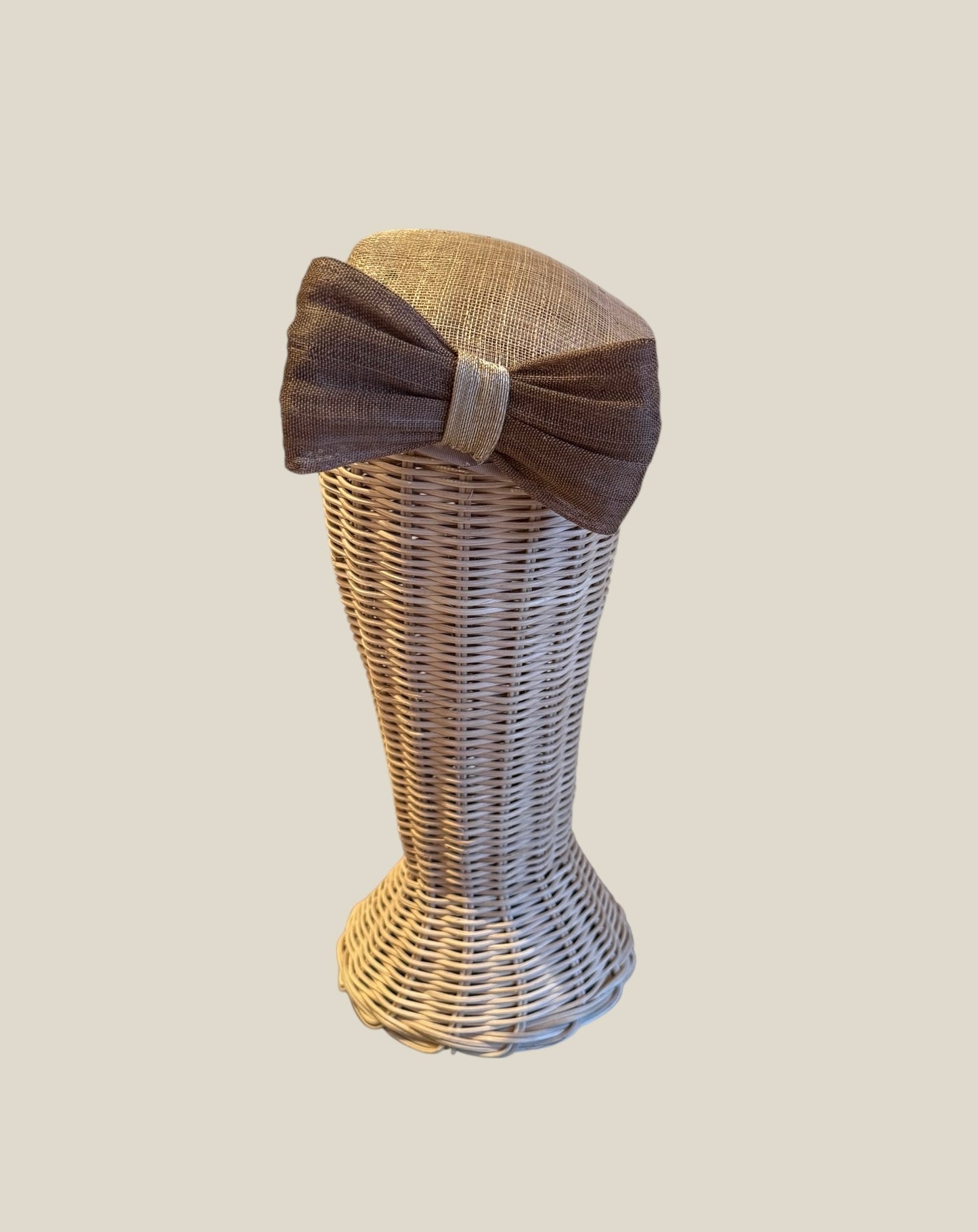 tocado, invitada de boda, casquete, pillbox, beige, marcela & co