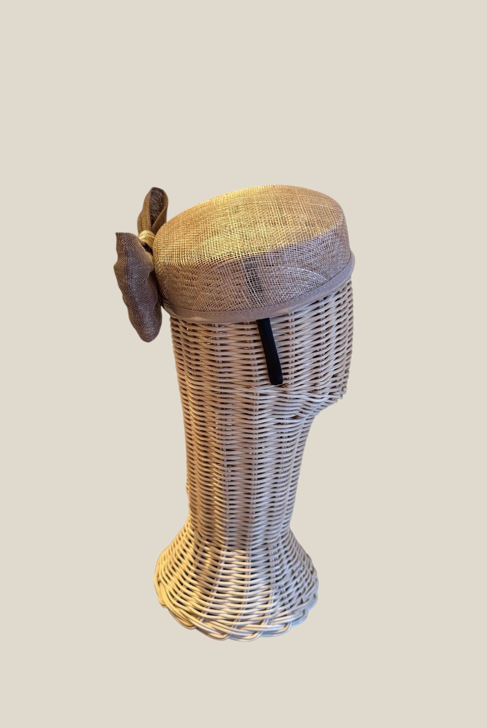 tocado, invitada de boda, casquete, pillbox, beige, marcela & co