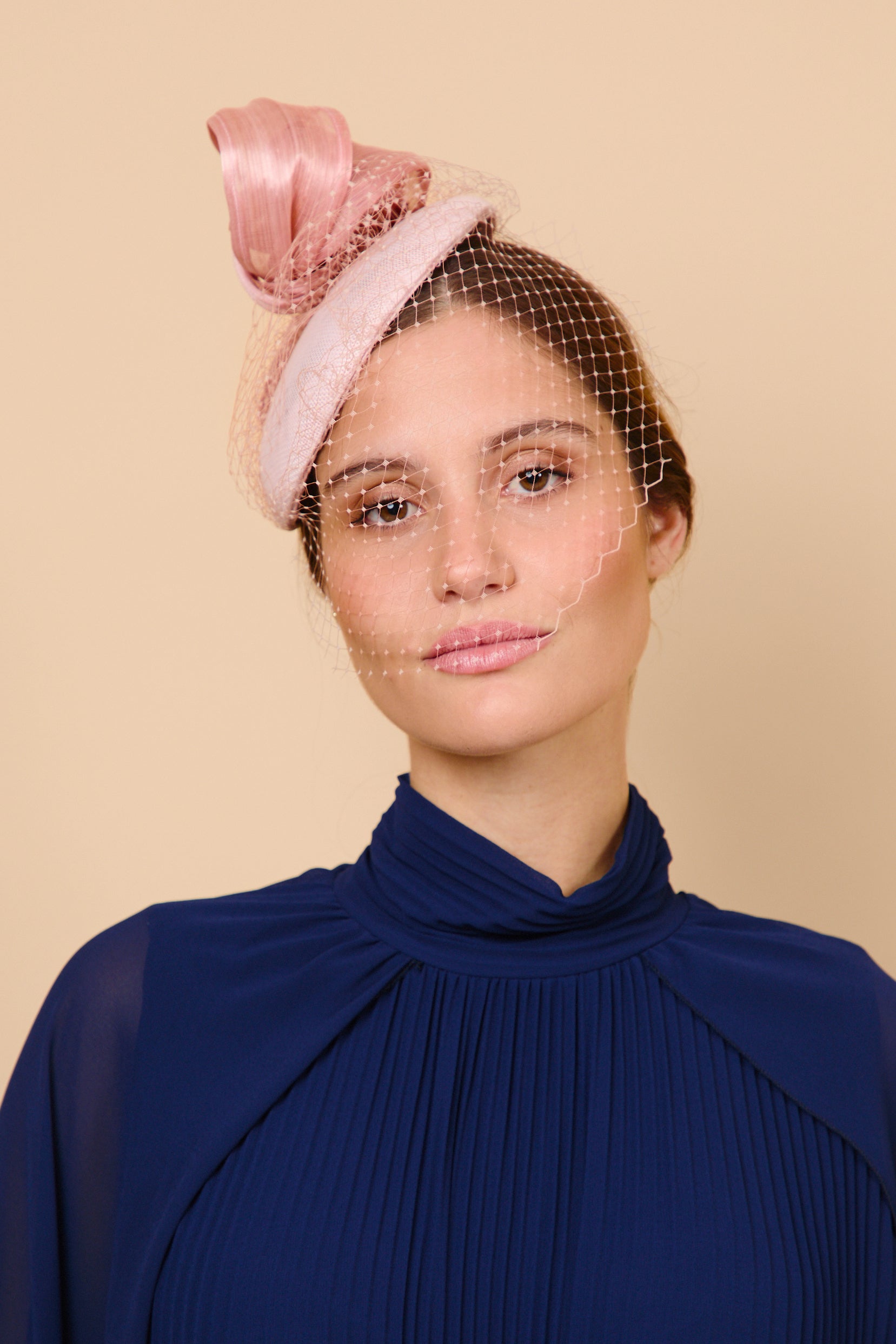 tocado, mini, abaca, rosa, invitada, boda, marcela and co