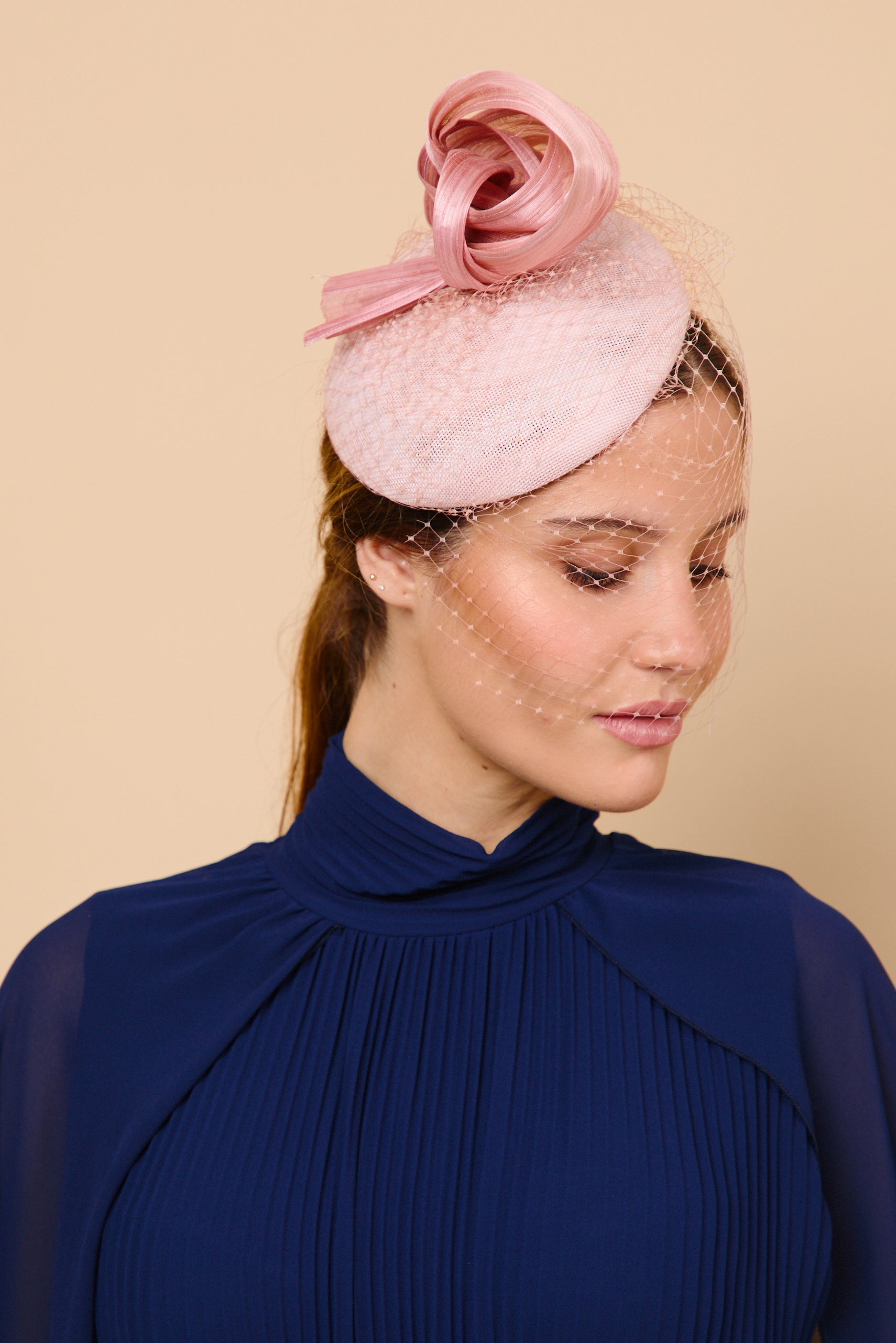 tocado, pequeño, sinamay, rosa, invitada, boda, marcela & co