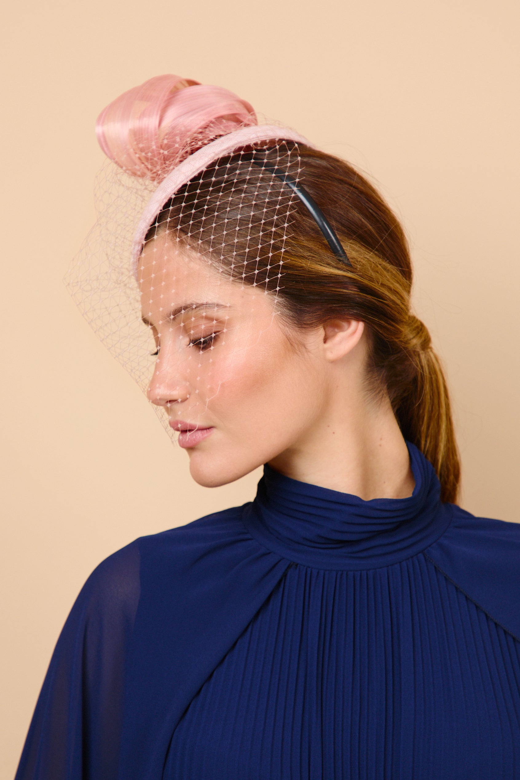 tocado, pequeño, sinamay, rosa, invitada, boda, marcela and co