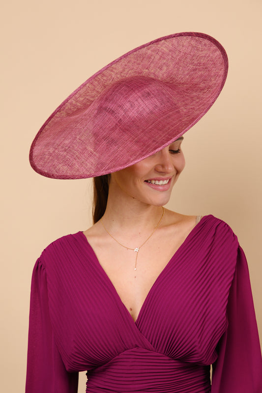 tocado, plato, sinamay, buganvilla, vino, invitada, boda, marcela and co 