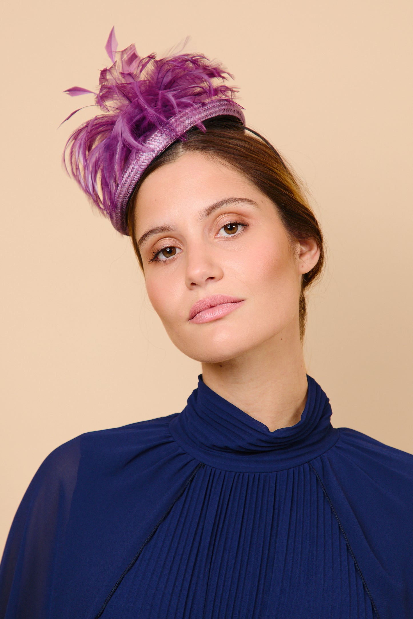 tocado, plumas, malva, lila, buntal, invitada, boda, marcela and co