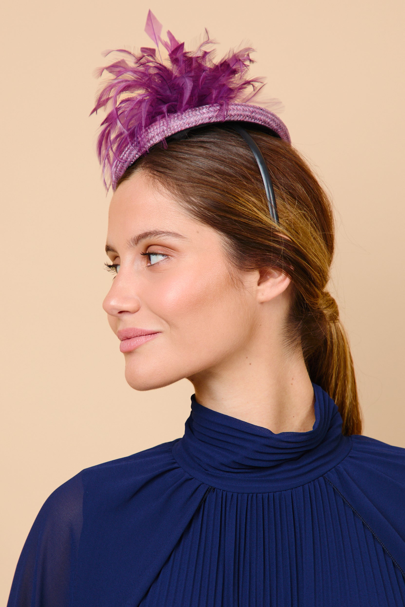 tocado, flor, plumas, morado, lila, buntal, invitada, boda, marcela and co