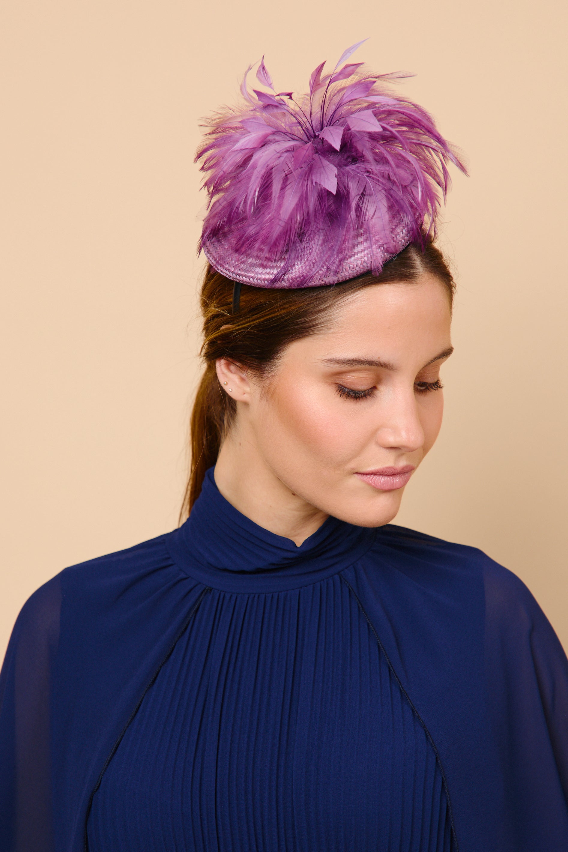 tocado, plumas, morado, morado, buntal, invitada, boda, marcela and co