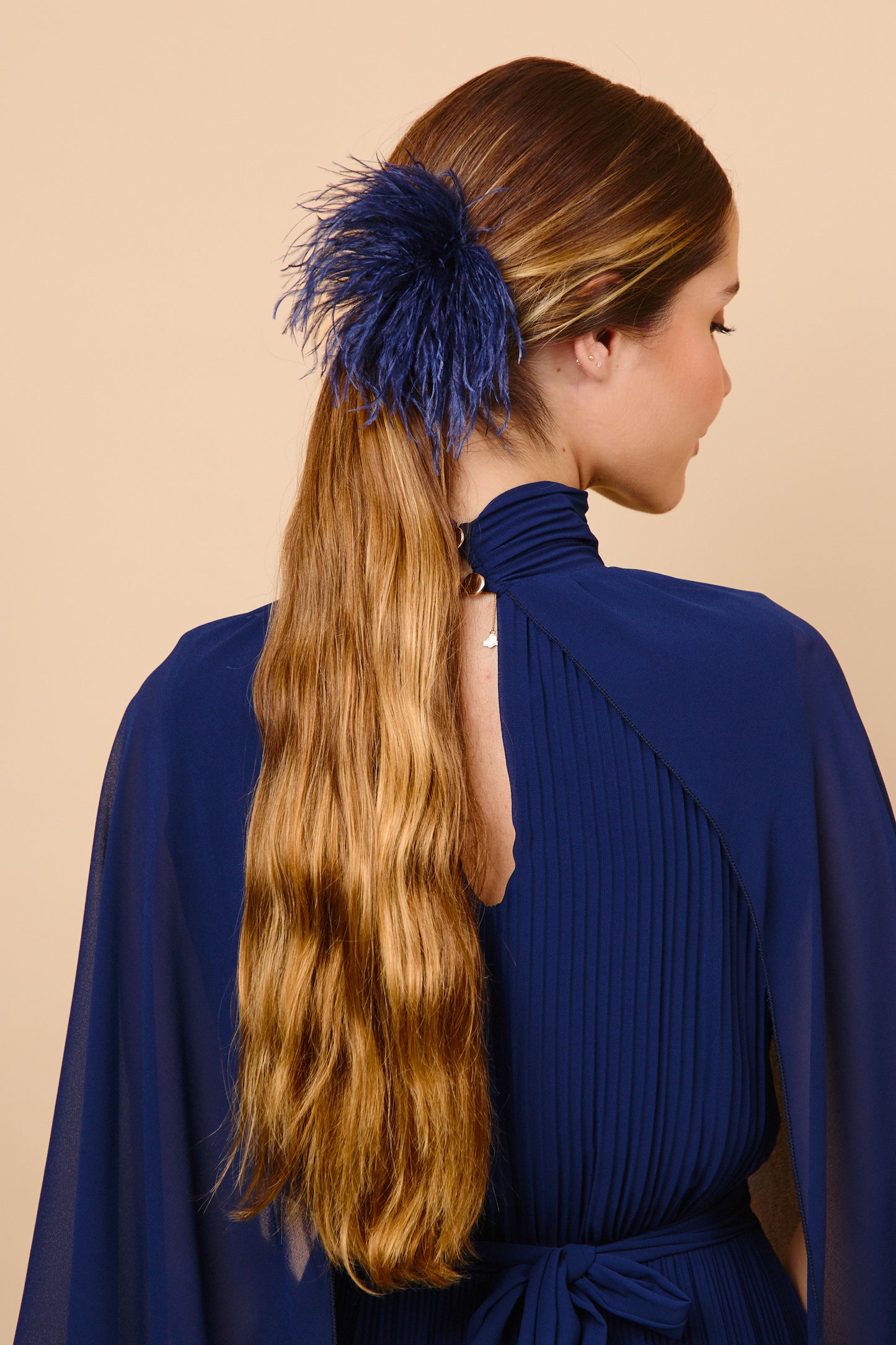 tocado, plumas, pompon, azul, invitada, boda, coleta, marcela and co