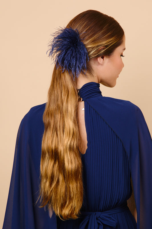 tocado, plumas, pompon, azul, invitada, boda, coleta, marcela and co