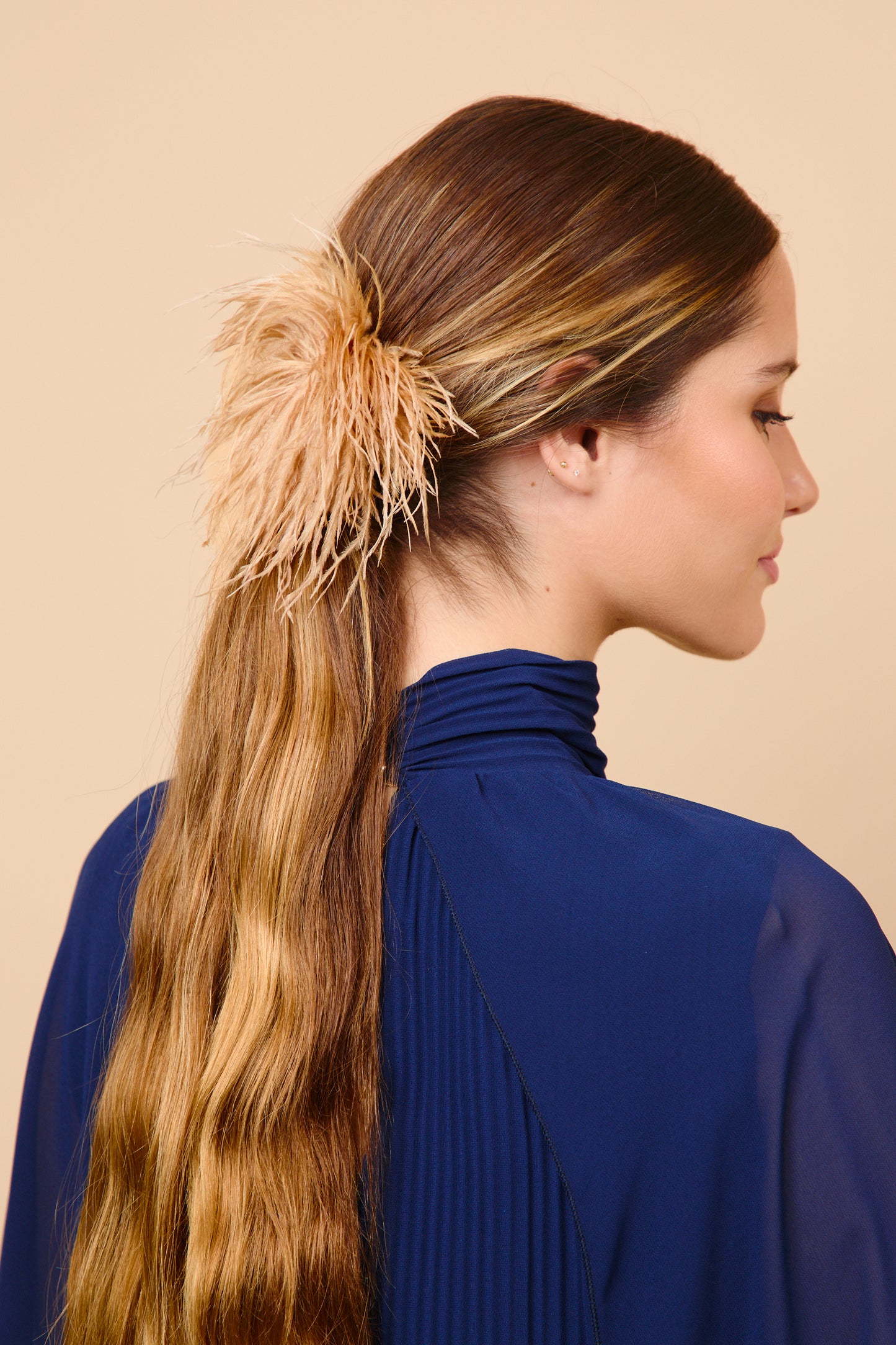 tocado plumas  pompon, camellero, invitada, boda, coleta, marcela and co