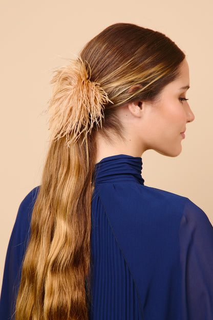 tocado plumas  pompon, camellero, invitada, boda, coleta, marcela and co