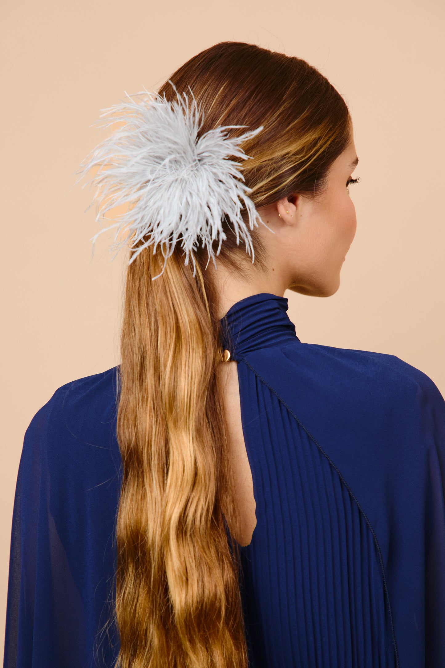 tocado, plumas, pompon, gris, invitada, boda, coleta, marcela and co