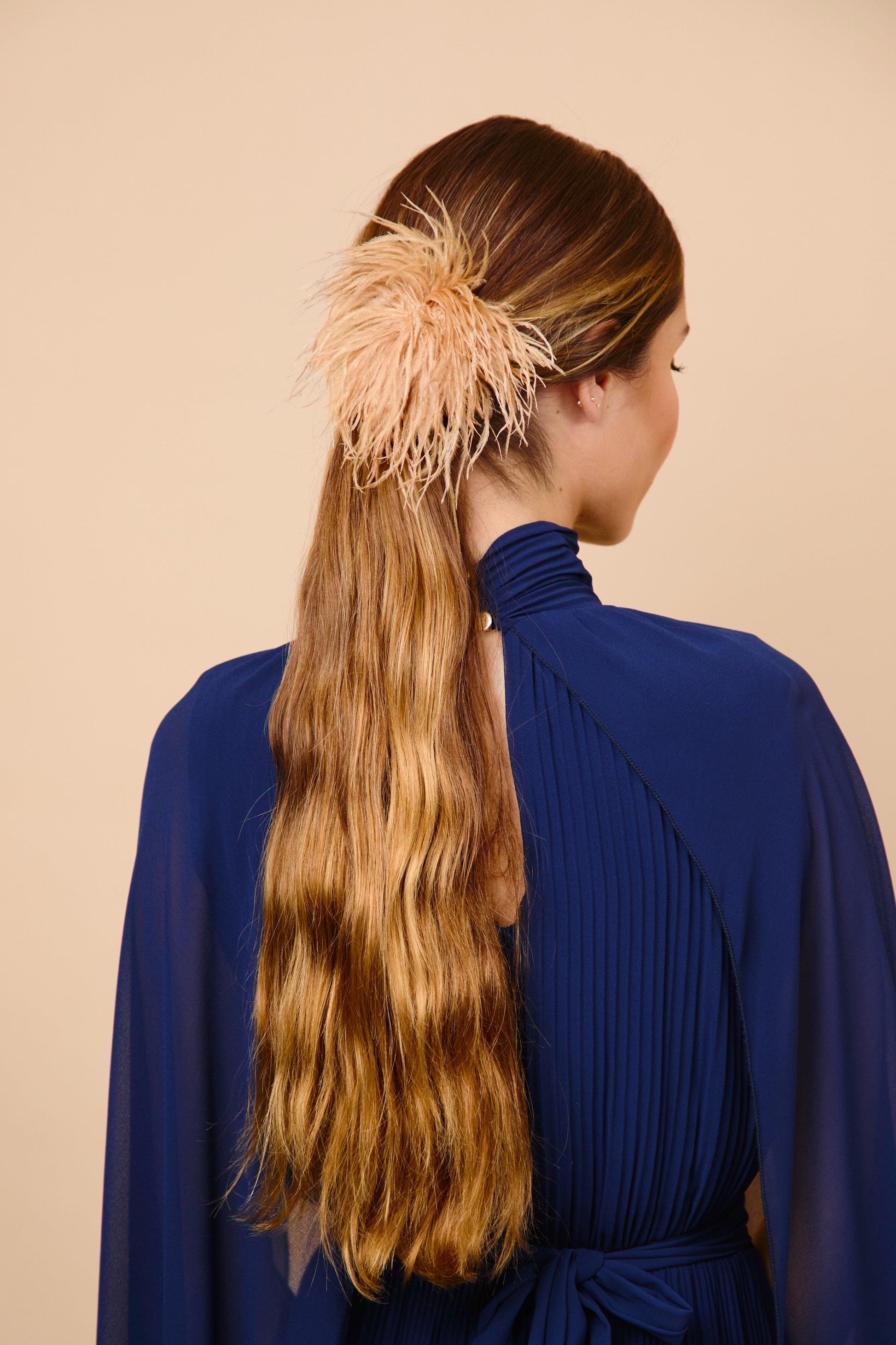 tocado, plumas, pompon, camel, invitada, boda, coleta, marcela & co