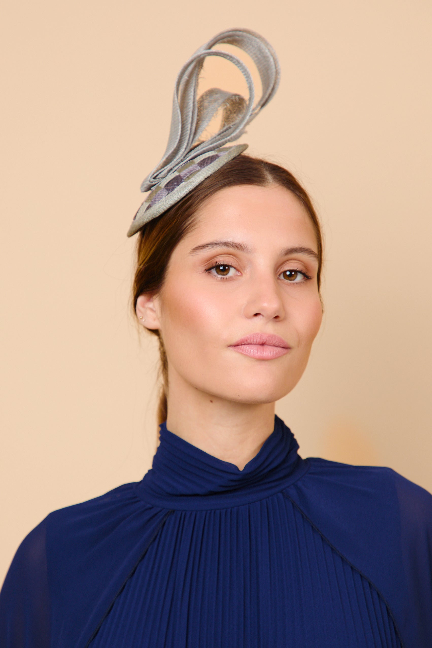 tocado, sinamay, lazo, azul, gris, marcela & co