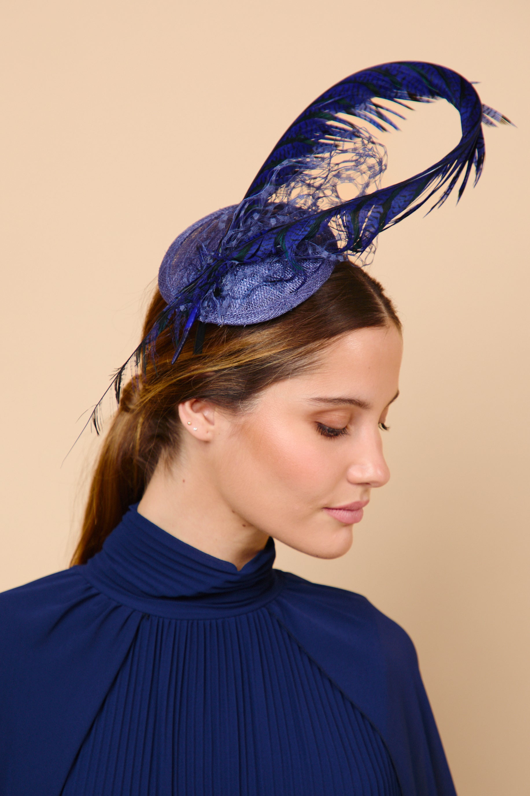 tocado, sinamay, pluma, klein, marcela & co