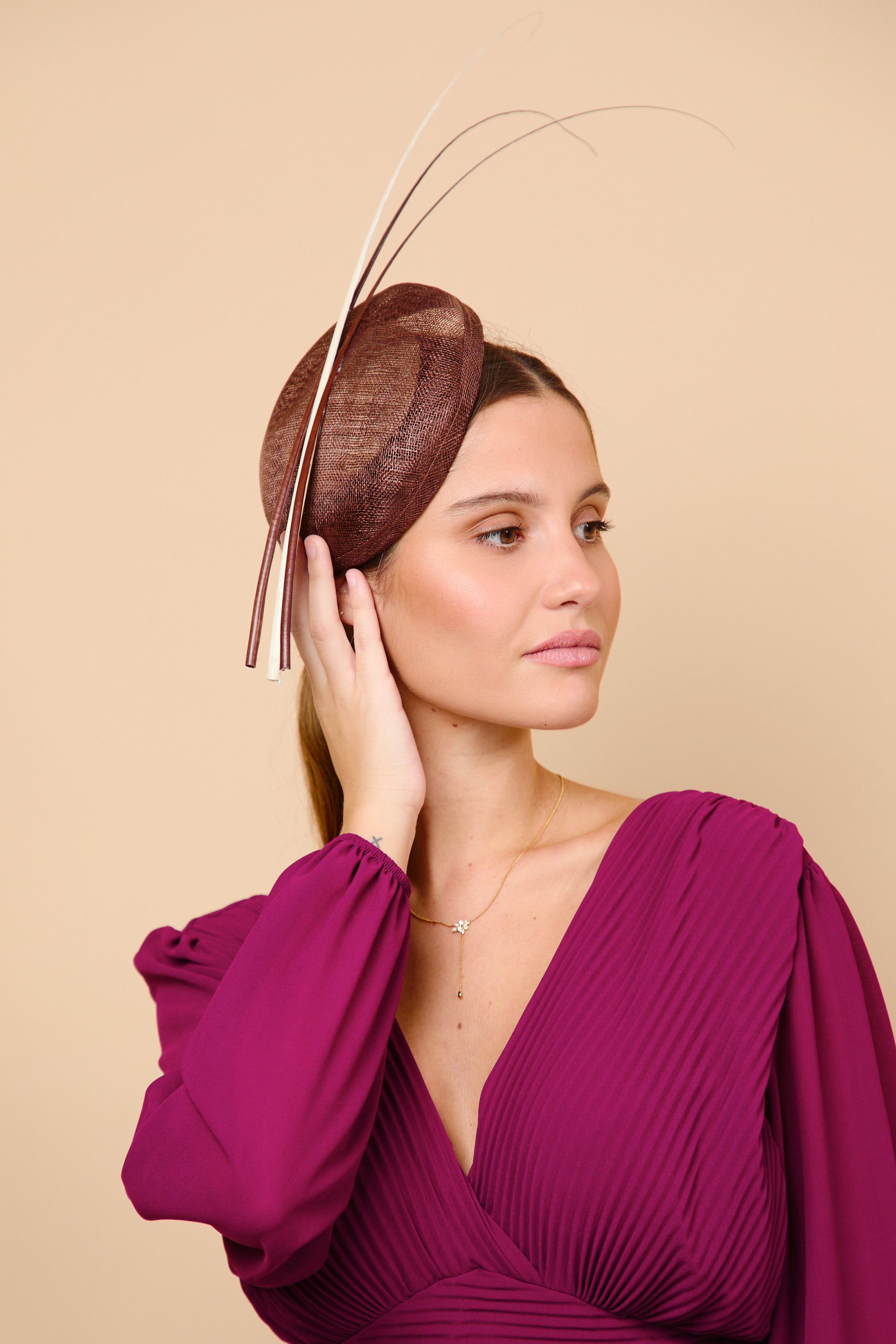 tocado, sinamay, raquis, chocolate, invitada, boda, marcela and co