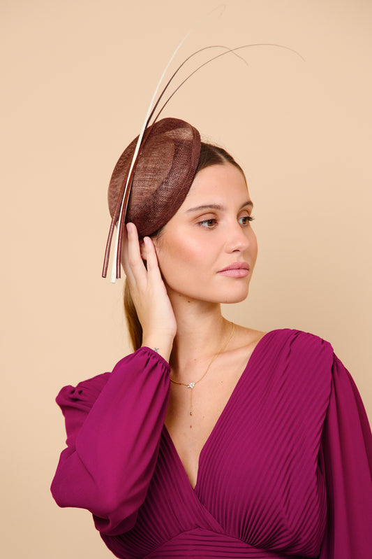 tocado, sinamay, raquis, chocolate, invitada, boda, marcela and co