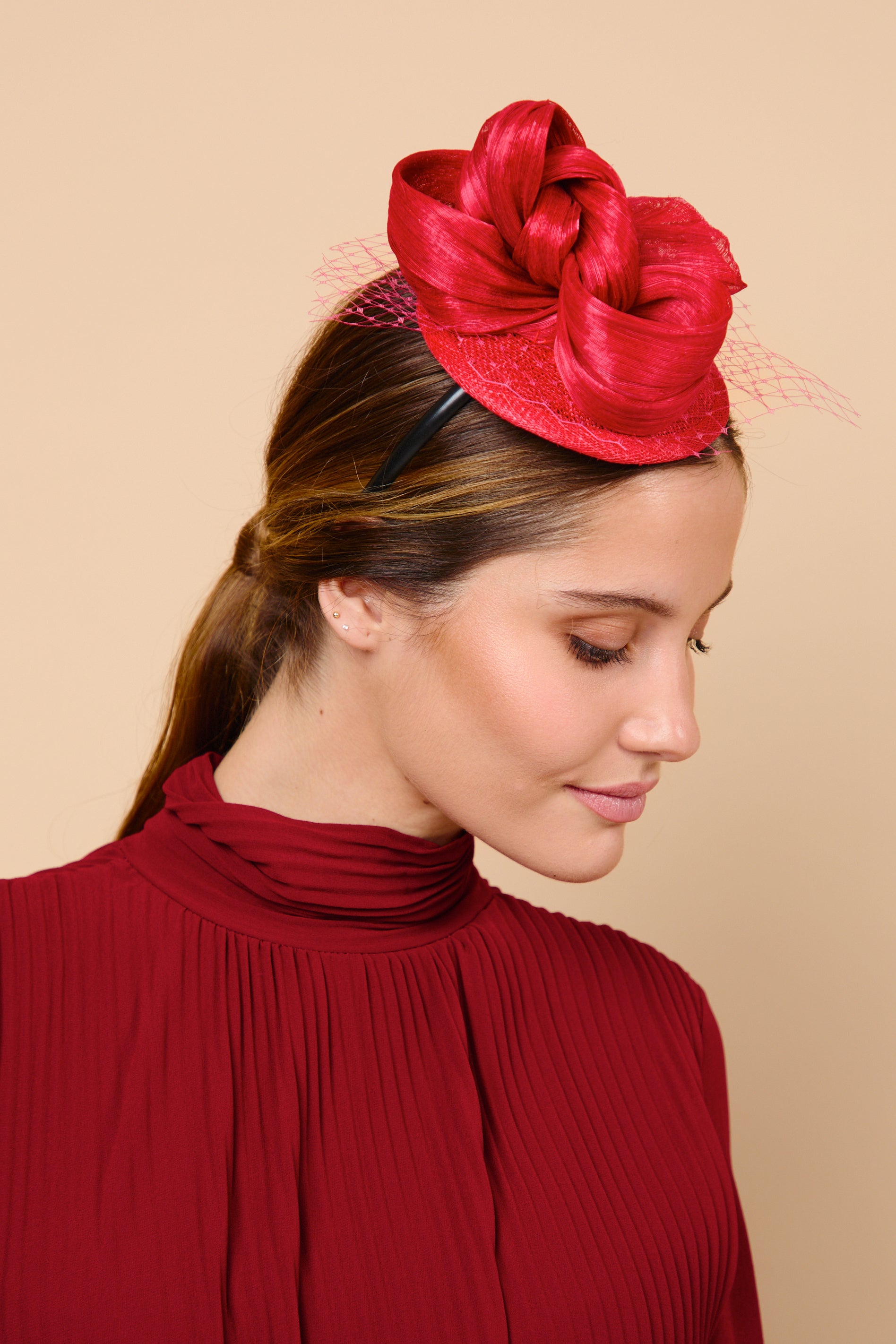 tocado, sinamay, rojo, invitada, boda, marcela & co