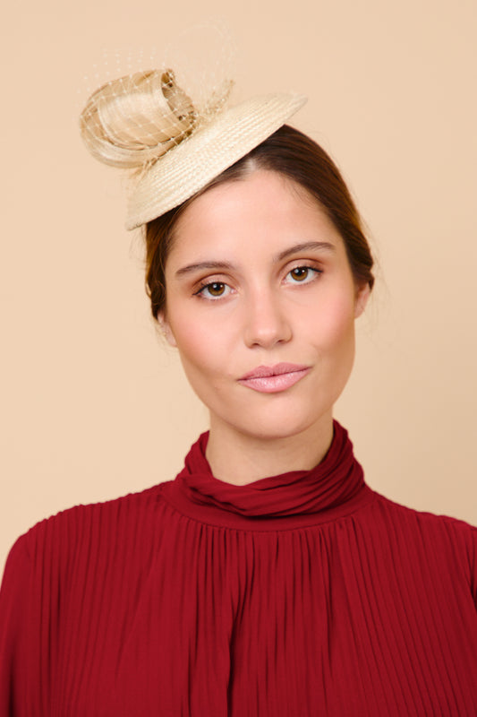 tocado, beige, sinamay, velo, invitada, boda, marcela and co