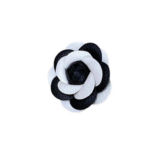 Broche Camelia blanco y negro