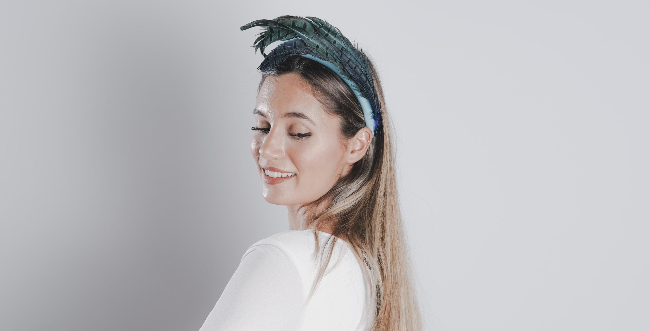 Diadema Zarina azul con plumas